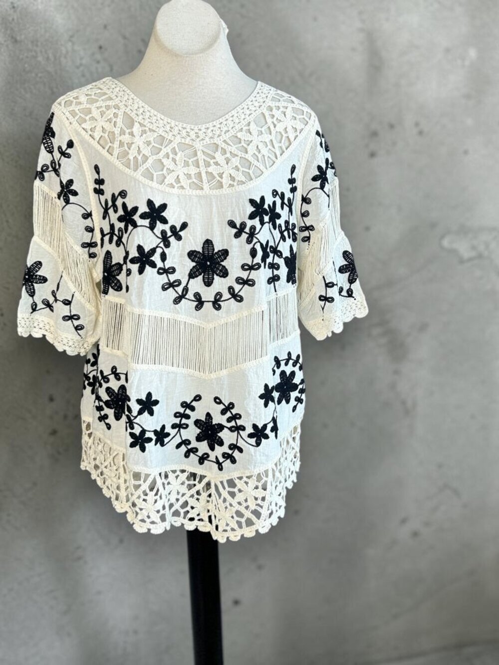 Oliver by Escio Ivory Black Floral Embroidered Crochet Open Weave Top Size Large